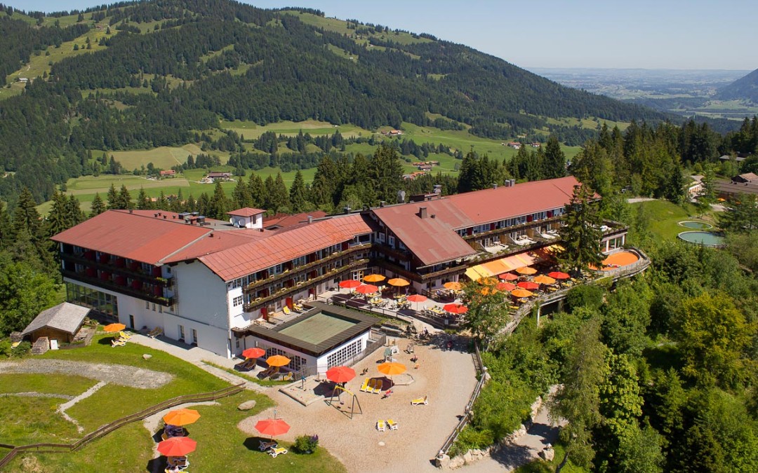 Luftaufnahmen vom Allgäuer Berghof im Sommer