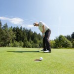 Dieter Thoma beim Golfspiel - Am Loch 16 Sonnenalp Golfplatz