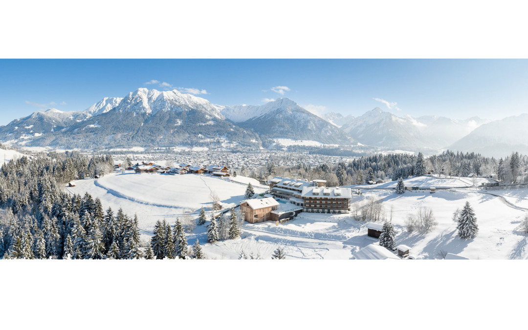 Winter Luftbildpanorama – Allgäuer Hotels vor traumhafter Winterlandschaft