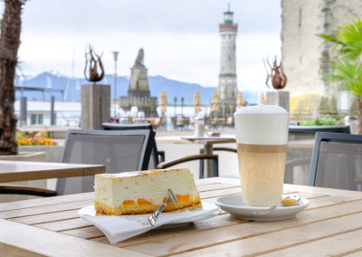 Cafe Schreier - Perfekter Latte Macciato und Kuchen aus der hauseigenen Konditorei mit Ausblick auf den Bodensee
